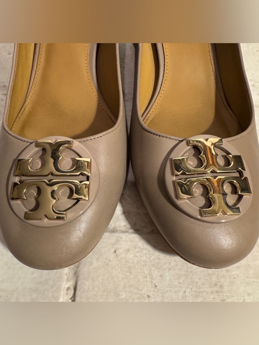 Tory Burch Claire 50mm Round Toe Pump French Gray Gold Size 10 - Picture 12 of 16